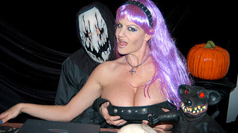 Watch Spooky Live Cam featuring Kelly Madison